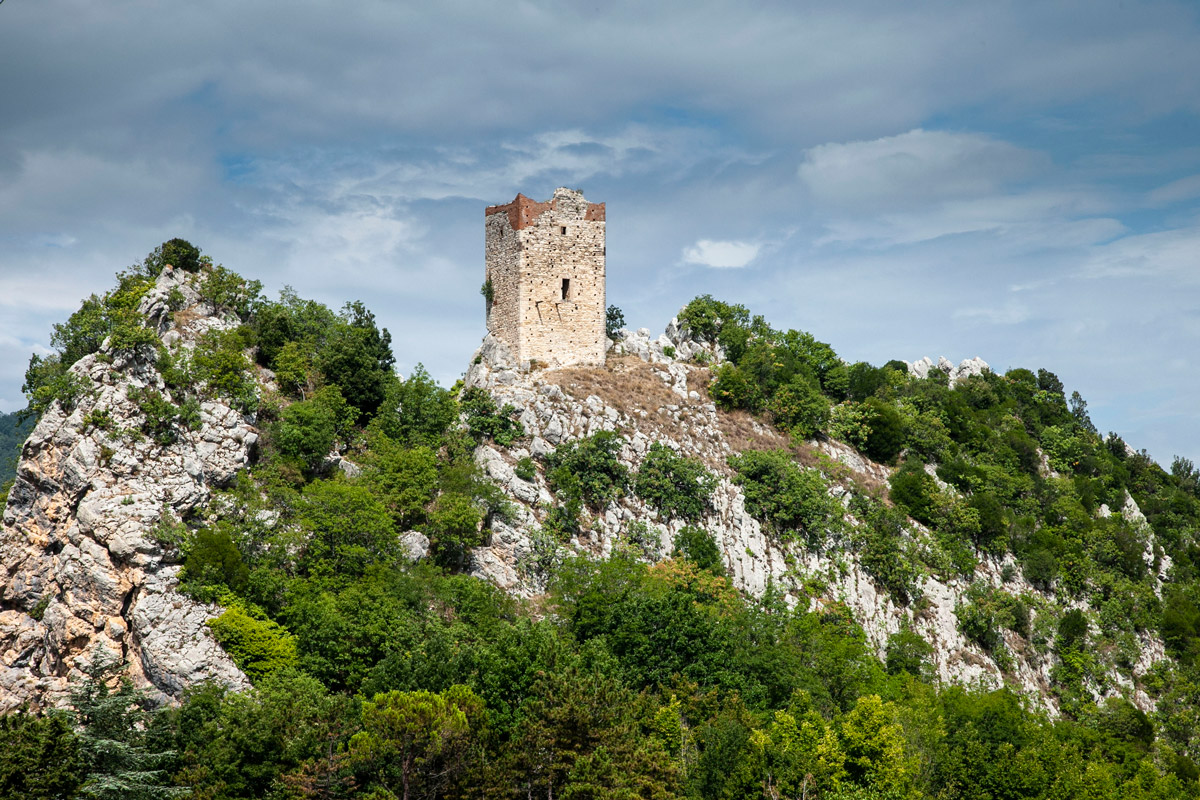 Rocca di Oratino Torre su di uno sperone di roccia